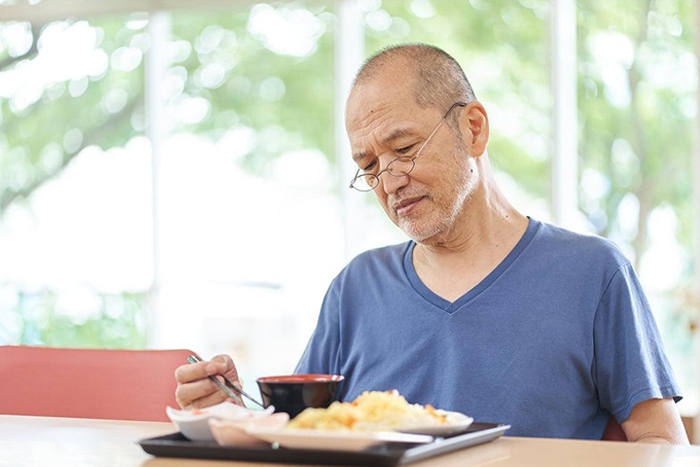 高齢者の食事拒否とは？原因と対策法